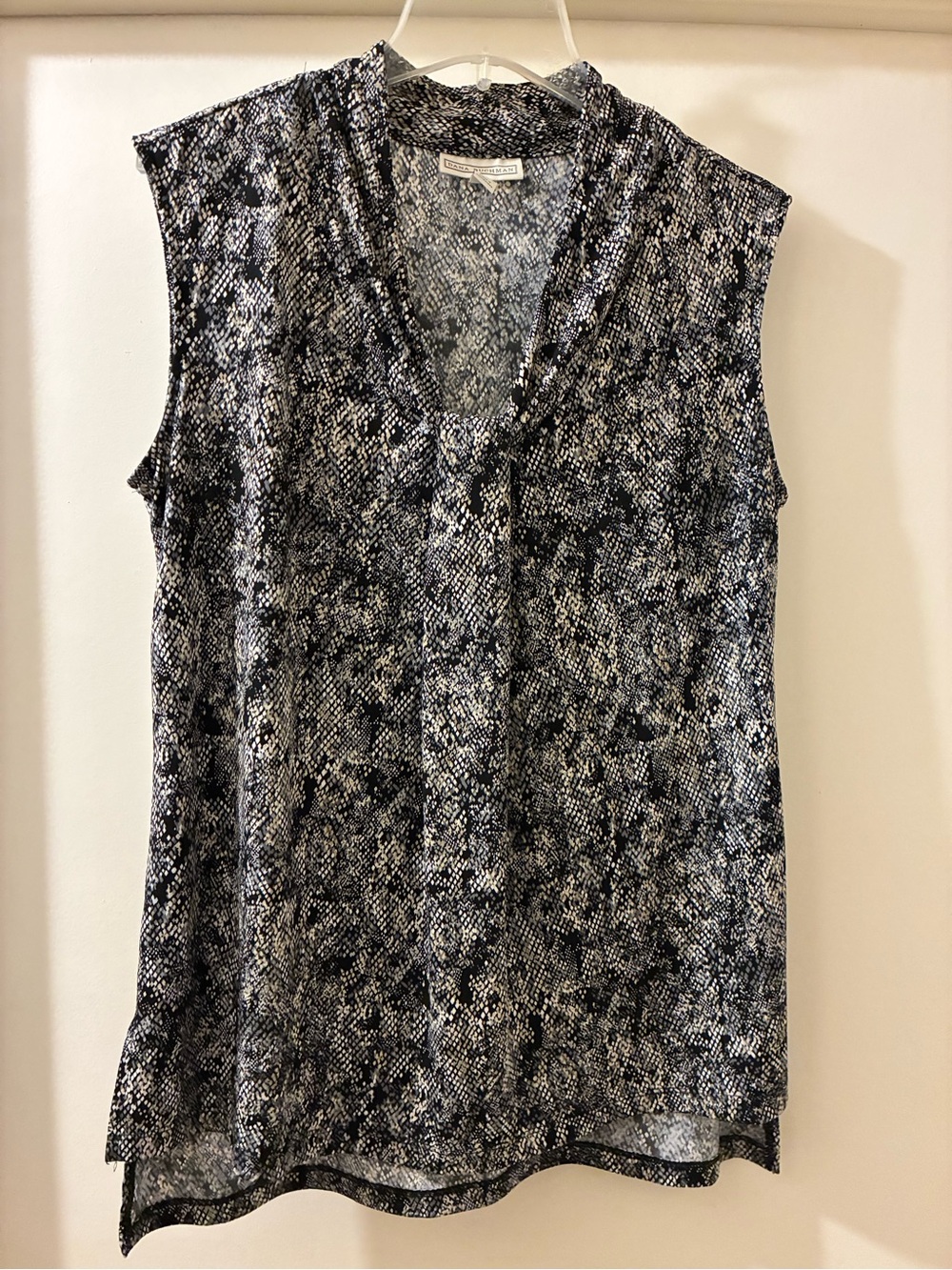 Dana Buchman Black & White Sleeveless Snakeskin Printed Blouse